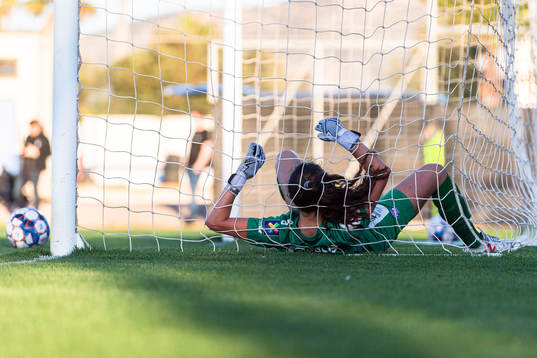 Goalkeeper Hannah Seabert of Vålerenga looks dejected