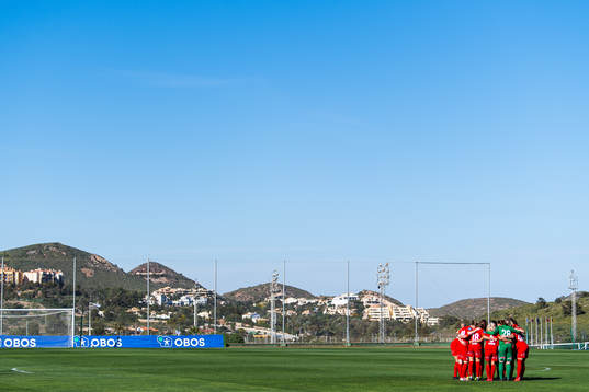 Playes of Arna-Bjørnar gather for the second half