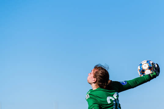 goalkeeper Moa Edrud of Arna-Bjørnar