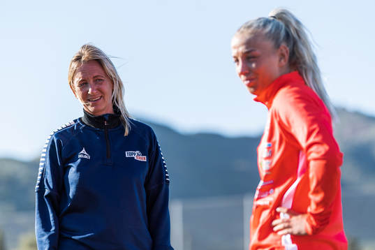 Hege Jørgensen, manager Toppfotball Kvinner, talks to