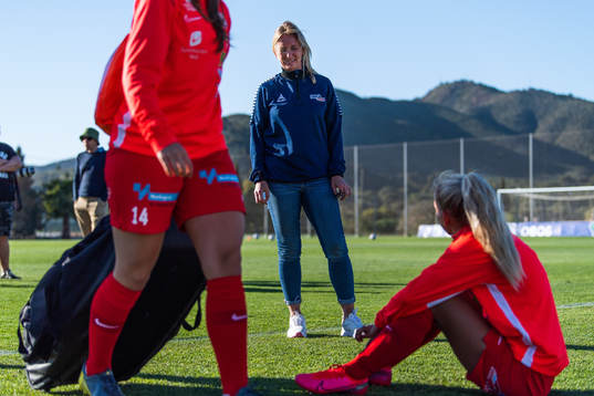 Hege Jørgensen, manager Toppfotball Kvinner, talks to