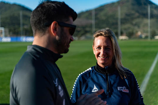 Remi Natvik, head coach of Arna-Bjørnar, talks to Hege