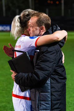 Ingrid Spord hug Patrik Hansson, head coach of Sandviken