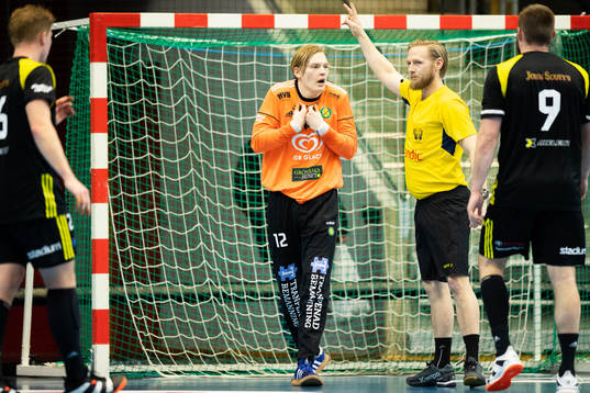 Sävehofs målvakt Simon Möller  får en utvisning