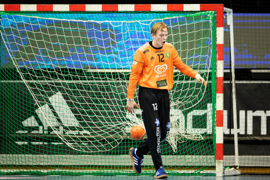 Sävehofs målvakt Simon Möller  reagerar