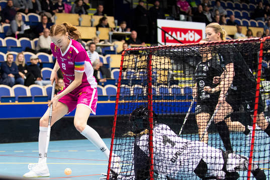 s Ellen Rasmussen framför Täbys målvakt Alexandra Durling