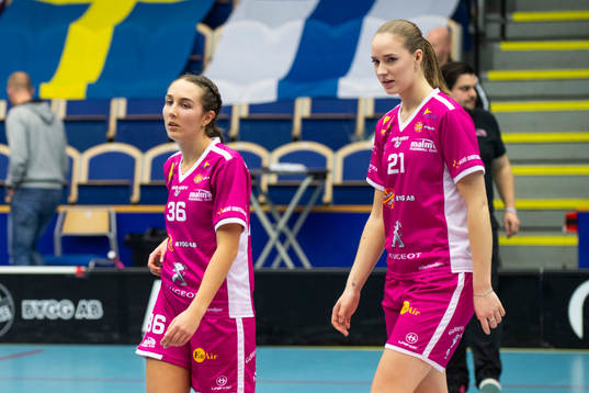 s Madeleine Karlsson och Elin Johansson deppar