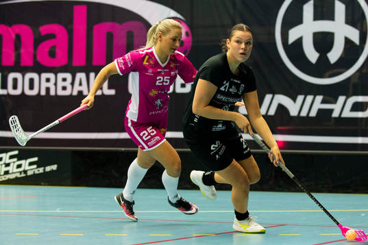 s Johanna Ejdelind jagar Täbys Carolina Myrvoll