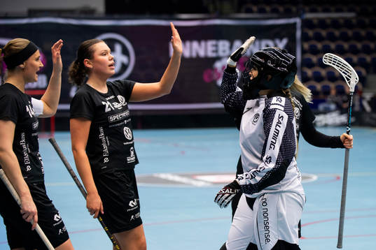 Täbys Carolina Myrvoll och målvakt Alexandra Durling