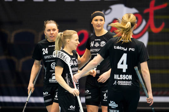 Täbys Moa Tschöp jublar