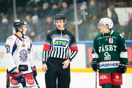 Halmstads Robin Holm och Väsbys Jesper Kemi diskuterar med