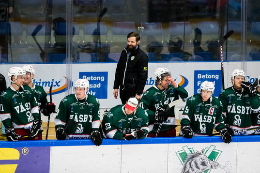 Väsbys spelare jublar i slutskedet av matchen i