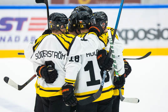 Brynäs Anton Rödin med lagkamrater jublar