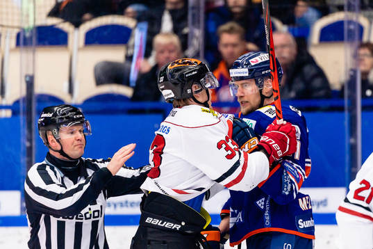 Örebros Christopher Mastomäki i gruff med Växjös