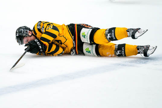 Skellefteås Jesper Frödén grinar illa