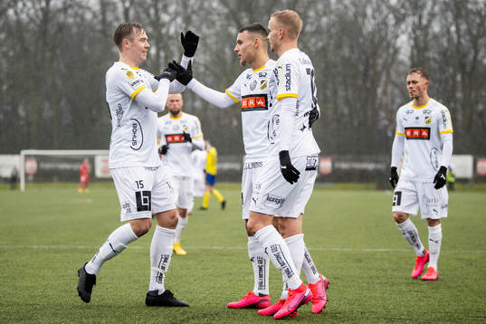 Häckens Ali Youssef (m) jublar med Alexander Söderlund