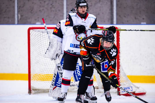 Malmö Redhawks Kristine Melberg trycker undan sin