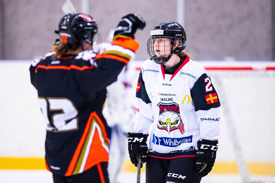 Göteborgs HC Hanna Thuvik jublar framför en deppande