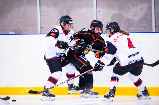 Malmö Redhawks Josefine Anderberg och Natalie Perry