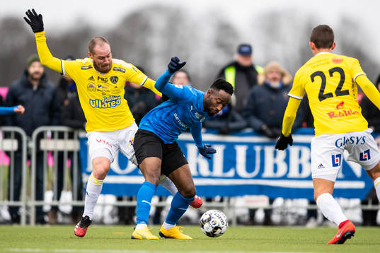 Falkenbergs Christoffer Carlsson och Halmstads Sadat Karim