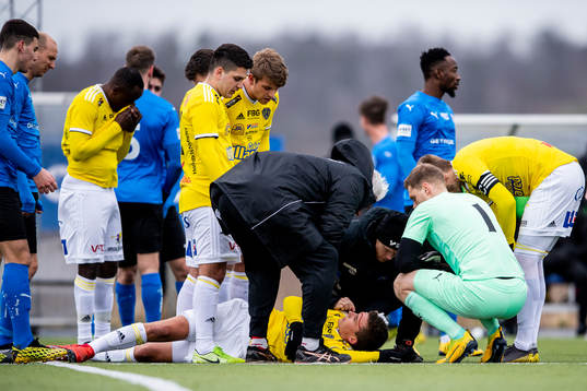 Falkenbergs John Björkengren har ont och får vård