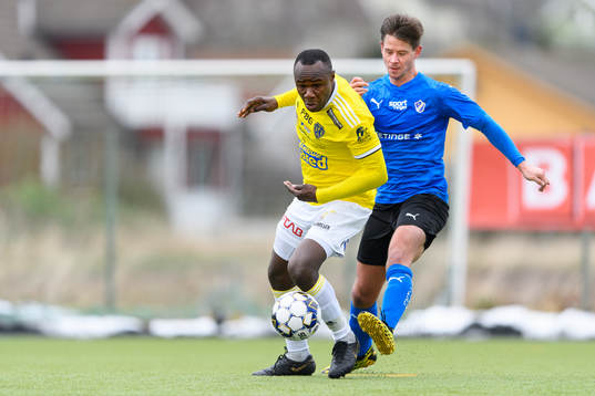 Falkenbergs Nsima Peter och Halmstads Dusan Djuric
