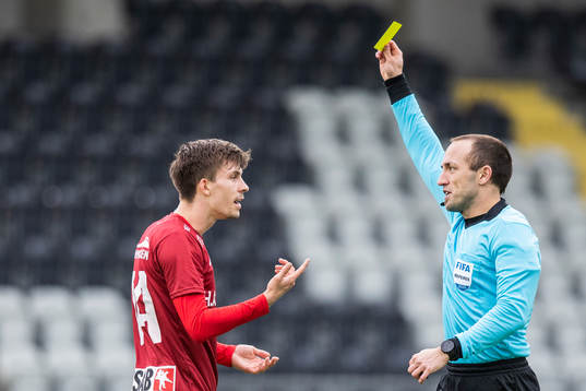 Örgrytes Daniel Paulson får gult kort av domare Kaspar