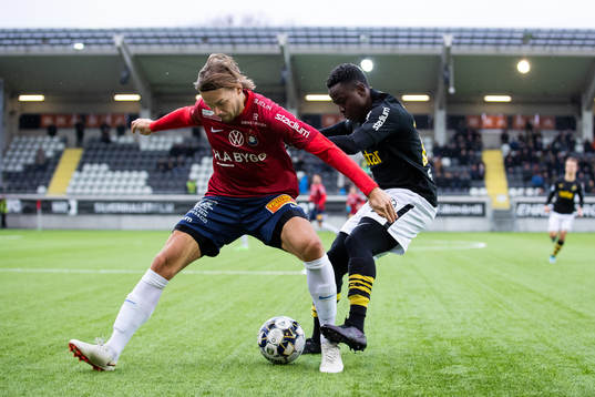 Örgrytes Danny Ervik och AIKs Erick Otieno