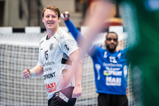 Guifs Markus Hagelin och målvakt Herdeiro Lucau jublar