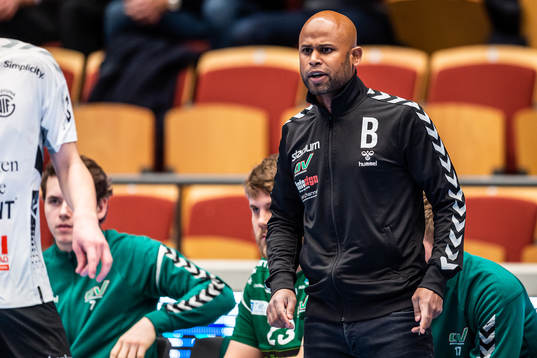 Helsingborgs assisterande tränare Joel Tulldahl reagerar