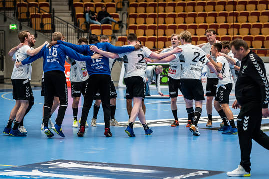 Guifs spelare jublar