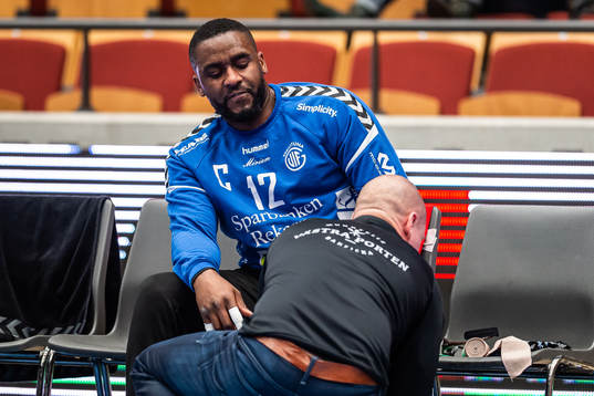 Guifs målvakt Herdeiro Lucau får vård