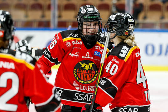 Luleås Petra Nieminen jublar med Noora Tulus