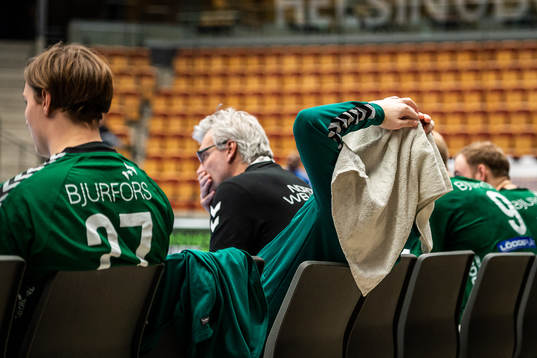Helsingborgs Emil Hansson deppar med en handduk över