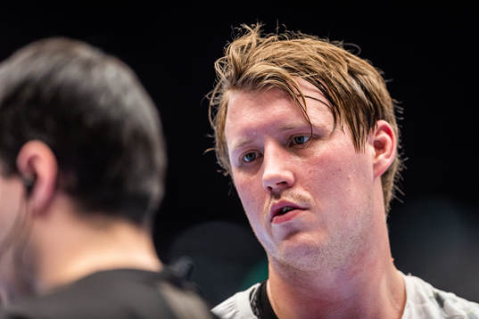 Guifs Markus Hagelin i samtal med domare Sandro Smailagic