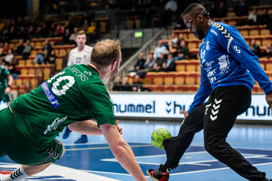Helsingborgs David Florander och Guifs målvakt Herdeiro