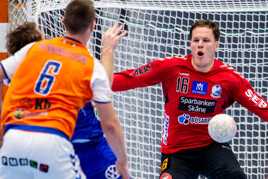 Kristianstads målvakt Richard Kappelin räddar ett skott