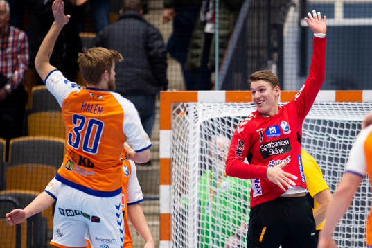 Kristianstads Anton Halén och målvakt Leo Larsson jublar