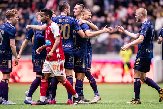 Djurgårdens Jesper Karlström (m) jublar med Kalle Holmberg