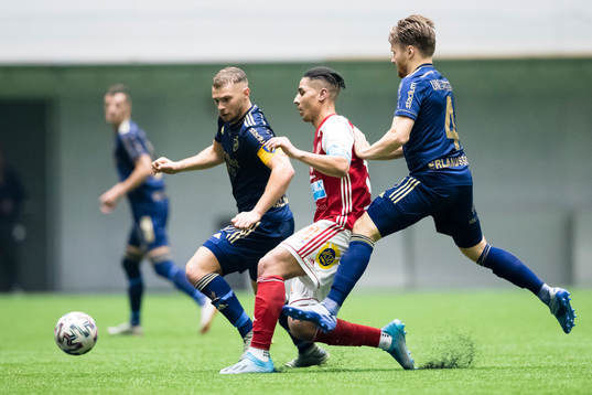 Sandvikens Emil Bellander i kamp om bollen med Djurgårdens