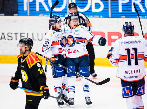 Växjös Marcus Sylvegård (m) gör 0-1 och gratuleras av