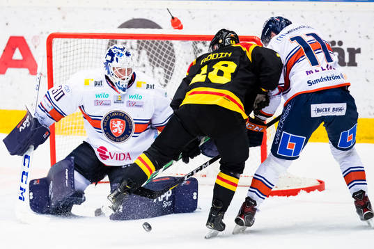 Växjös målvakt Viktor Fasth med en räddning i
