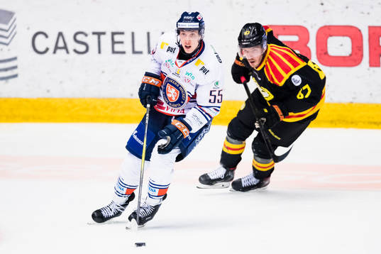 Växjös Miika Koivisto jagas av Brynäs John Persson