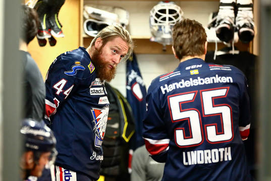 Linköpings Jonas Junland  före ishockeymatchen i SHL