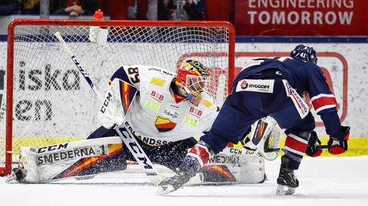 Djurgårdens målvakt Niklas Svedberg räddar straff slagen