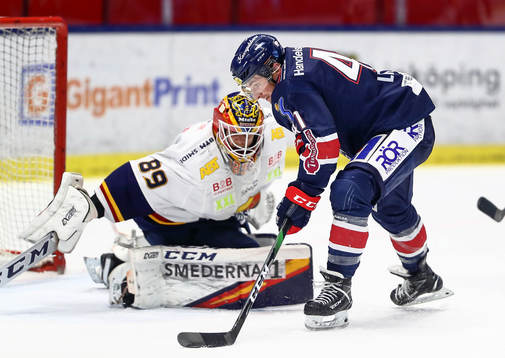 Djurgårdens målvakt Niklas Svedberg räddar straff slagen