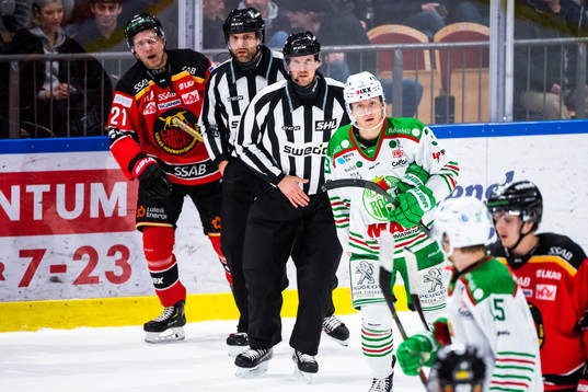 Rögles Daniel Bertov och Luleås Juhani Tyrväinen i gruff