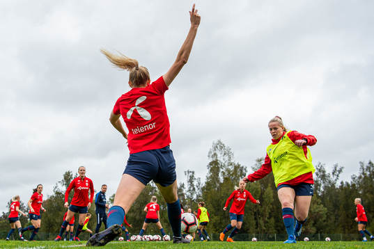 Synne Sofie Kinden Jensen and Therese Sessy Åsland of the