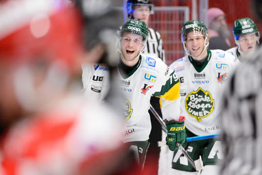 Björklövens Emil Lundberg jublar