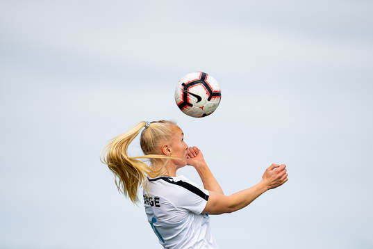 Maria Thorisdottir of Norway warms up